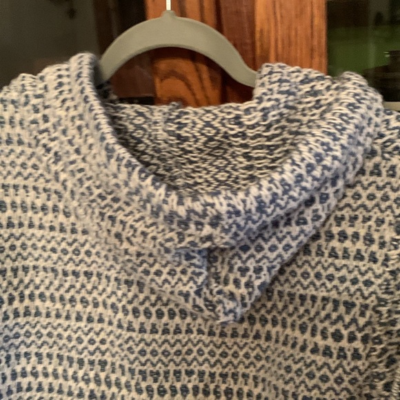 Earth Ragz Blue Knit Fringe Hoodie Size Medium - Picture 3 of 4